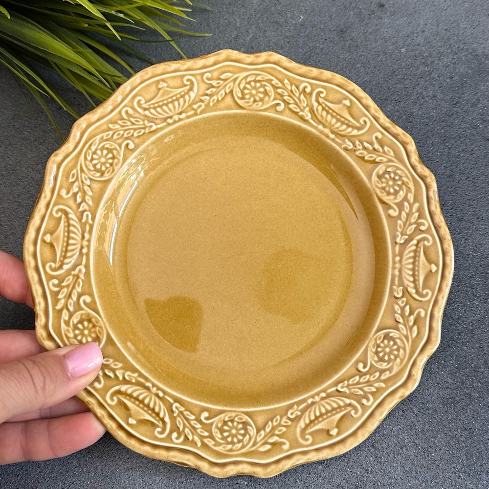 Vintage-Inspired Tan Ceramic Dinner Plate